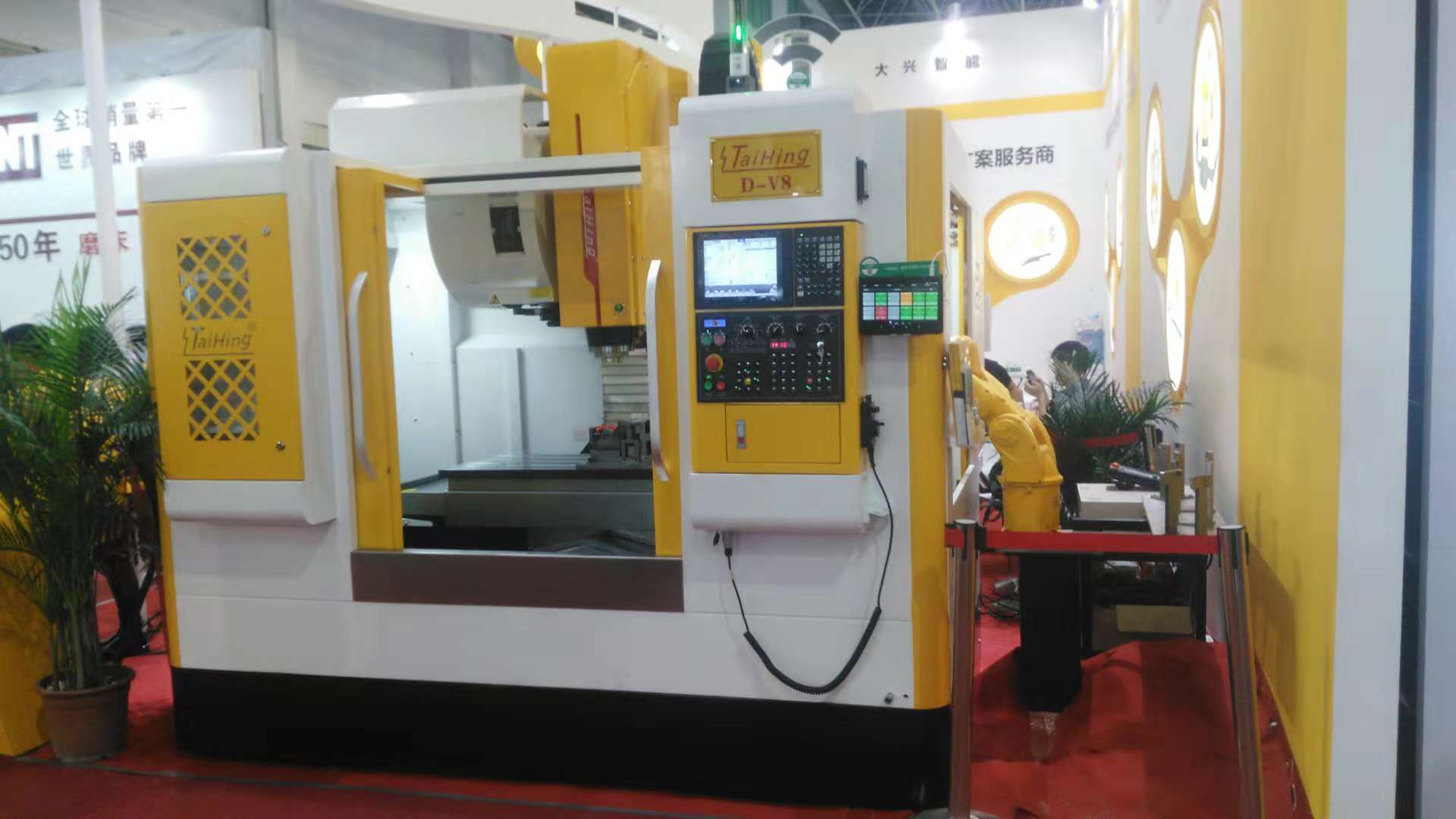 三線軌高速度機(jī)D-V8(三菱系統(tǒng)，主軸轉(zhuǎn)速達(dá)12000） （帶機(jī)械手）
