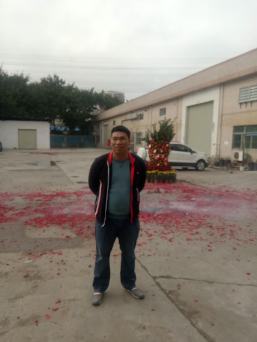 大興智能機(jī)械許總經(jīng)理對到來的員工發(fā)紅包，同事們也很高興