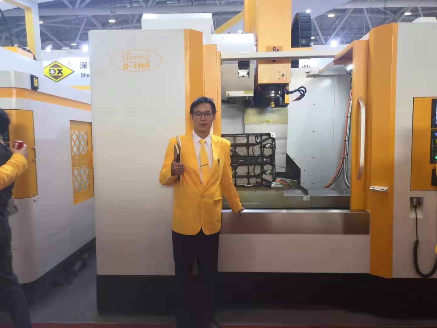 D-1165(1165三軸線軌立式加工中心機) 我們看看與同行產(chǎn)品比有特點，優(yōu)點
