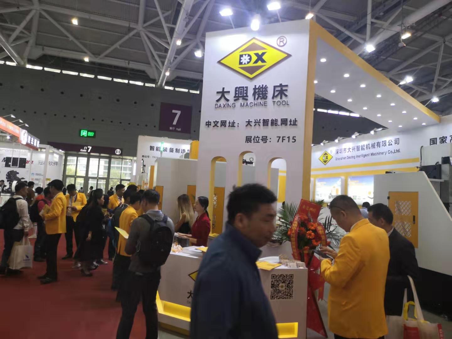 大興機床銷售員 與客戶進行認真的講解 數(shù)控1165加工中心 技術(shù)....
