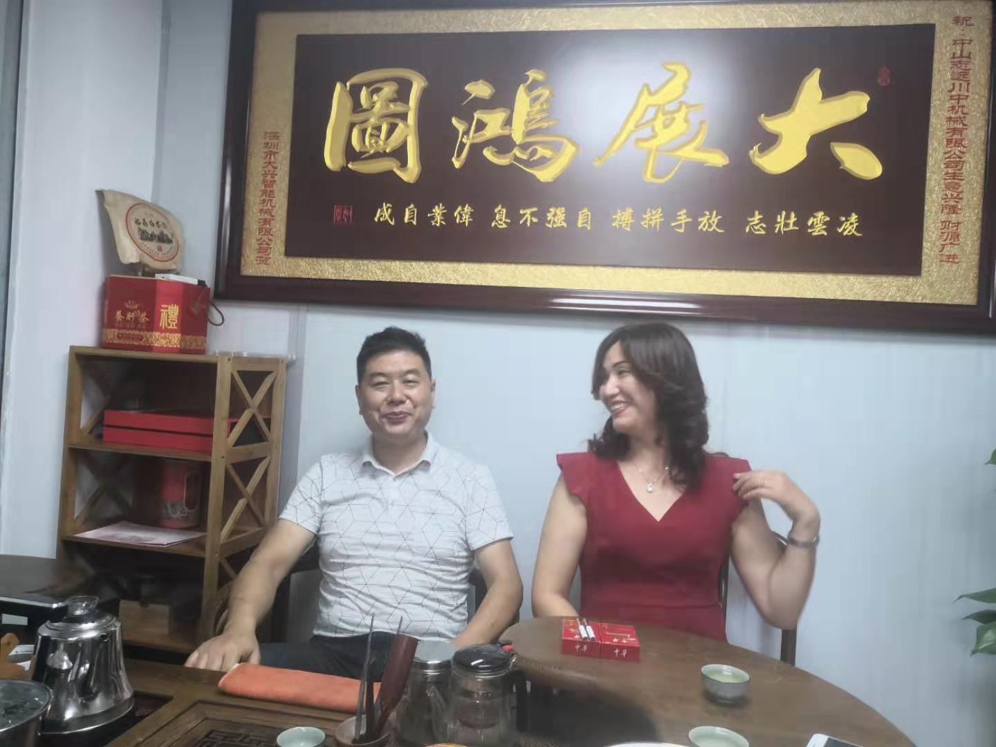 冉總老板、李小姐講解創(chuàng)業(yè)故事與未來(lái)的業(yè)務(wù)宏圖